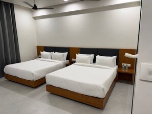 Superior-Vierbettzimmer | Schreibtisch, laptopgeeigneter Arbeitsplatz, schallisolierte Zimmer