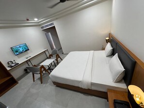 Habitación doble superior | Escritorio y espacio para trabajar con un portátil