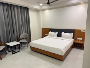 Superior tweepersoonskamer | Een bureau, een laptopwerkplek, geluiddichte muren