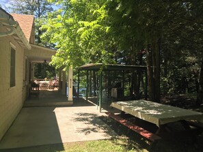 Outdoor dining - East Lake George Cottage (Queensburyuy)