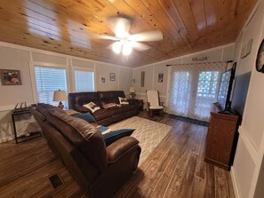 Smart TV, fireplace - Lakefront on Nottely! Family retreat on single level with covered boat slip. (Blairsville)