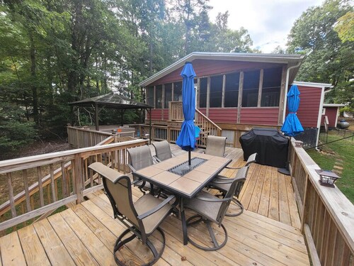 Lakefront on Nottely! Family retreat on single level with covered boat slip.