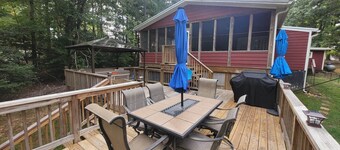 Lakefront on Nottely! Family retreat on single level with covered boat slip.
