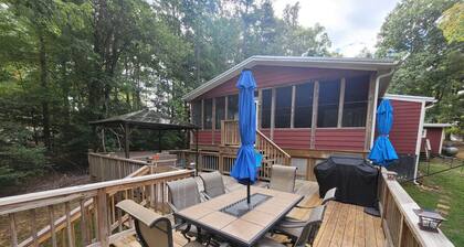Lakefront on Nottely! Family retreat on single level with covered boat slip.