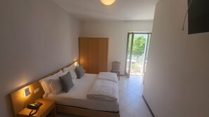 Kahden hengen comfort-huone, parveke, järvinäköala | Työpöytä, ilmainen Wi-Fi