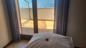 Quarto casal superior, sacada, vista para o lago | Escrivaninha, Wi-Fi de cortesia