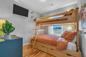4 habitaciones, tabla de planchar con plancha y cuna de viaje
