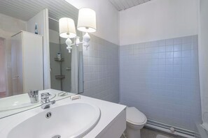 Serviettes fournies, savon, papier toilette