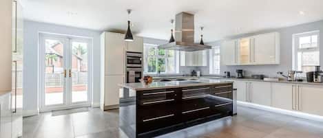 Maison | Cuisine privée | Réfrigérateur, four à micro-ondes, un four, surface de cuisson