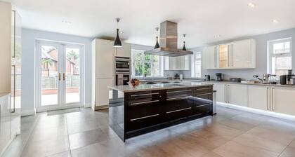 Pet Friendly - 11 Guests - 6 Beds - Bbq - Parking