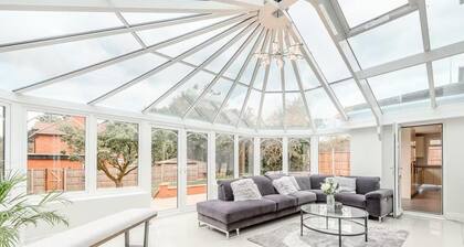 6 Bed House - Sleeps 11 - Pets - Garden - Parking