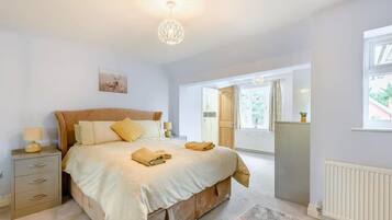 House | 6 bedrooms, iron/ironing board, free WiFi, bed sheets