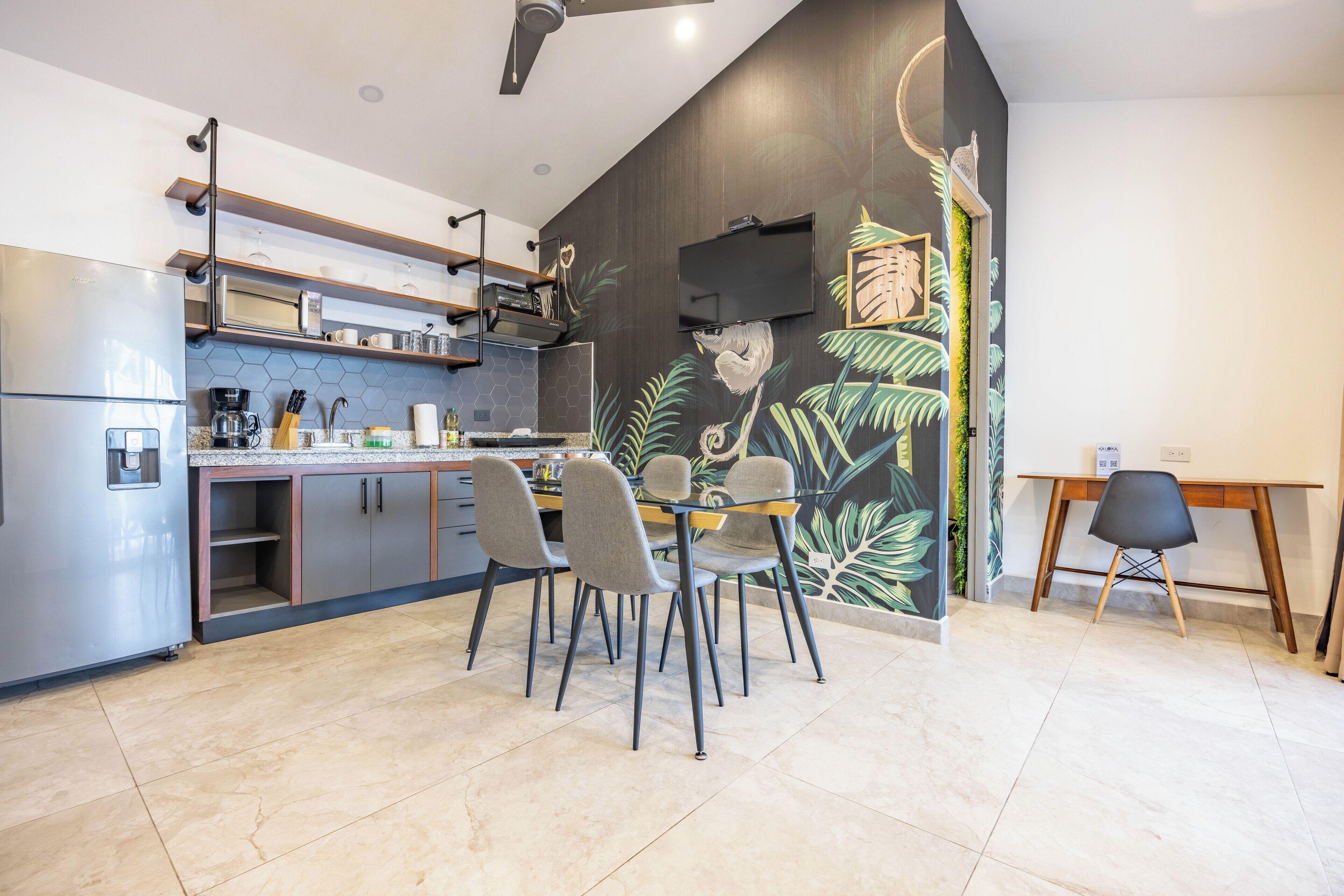 Micro-ondes, plaque de cuisson, cafetière/bouilloire, grille-pain