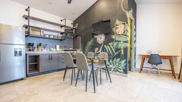 Micro-ondes, plaque de cuisson, cafetiĂšre/bouilloire, grille-pain