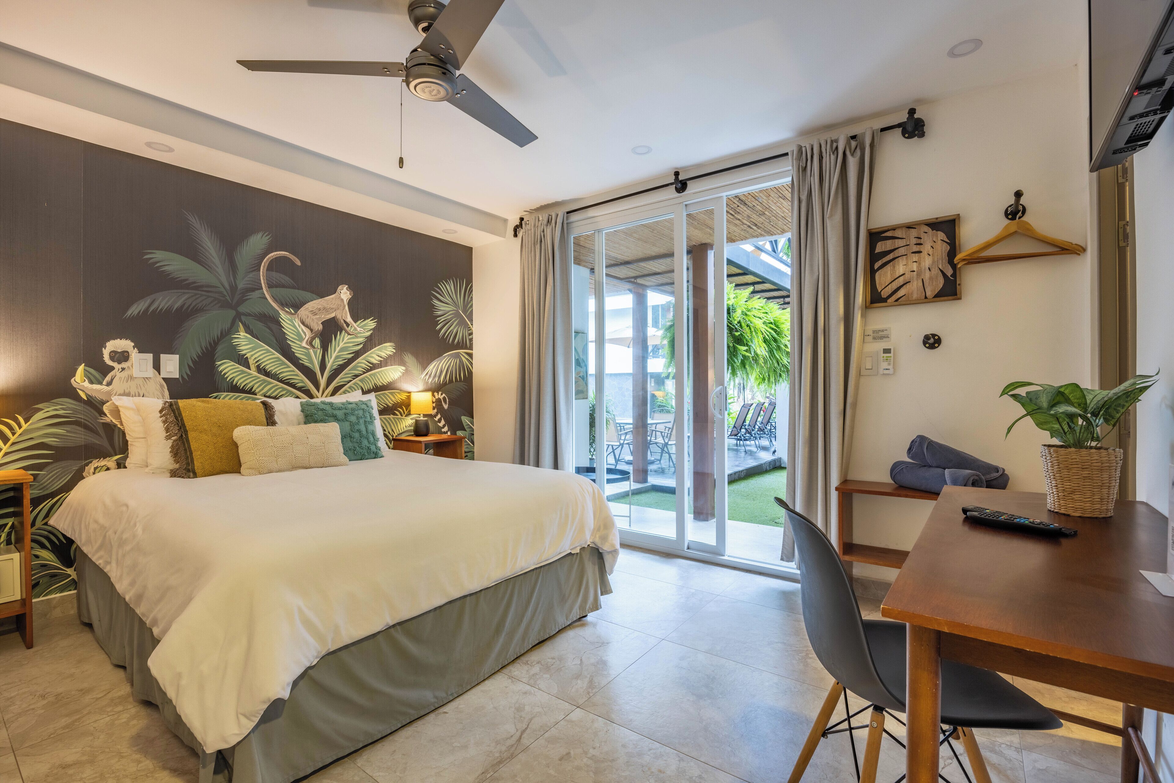 12 間睡房、房內夾萬、書桌、熨斗/熨衫板