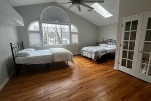 2 habitaciones, tabla de planchar con plancha, wifi y ropa de cama