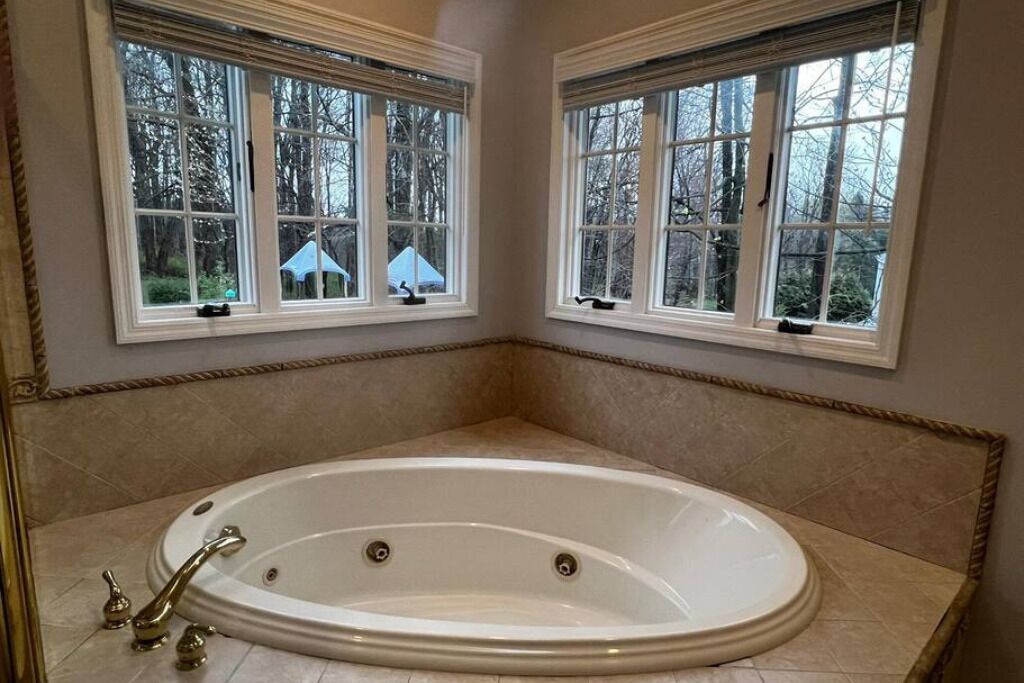 Secador de pelo, toallas, jabón y papel higiénico