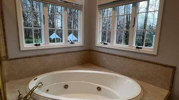 Secador de pelo, toallas, jabón y papel higiénico