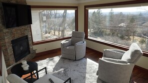 Smart-tv och eldstad