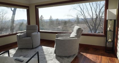 Quiet 3 BDR Home- private sauna & skyline view- close to downtown & Mayo Clinic