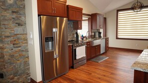 Kylskåp, mikrovågsugn, ugn och spishäll