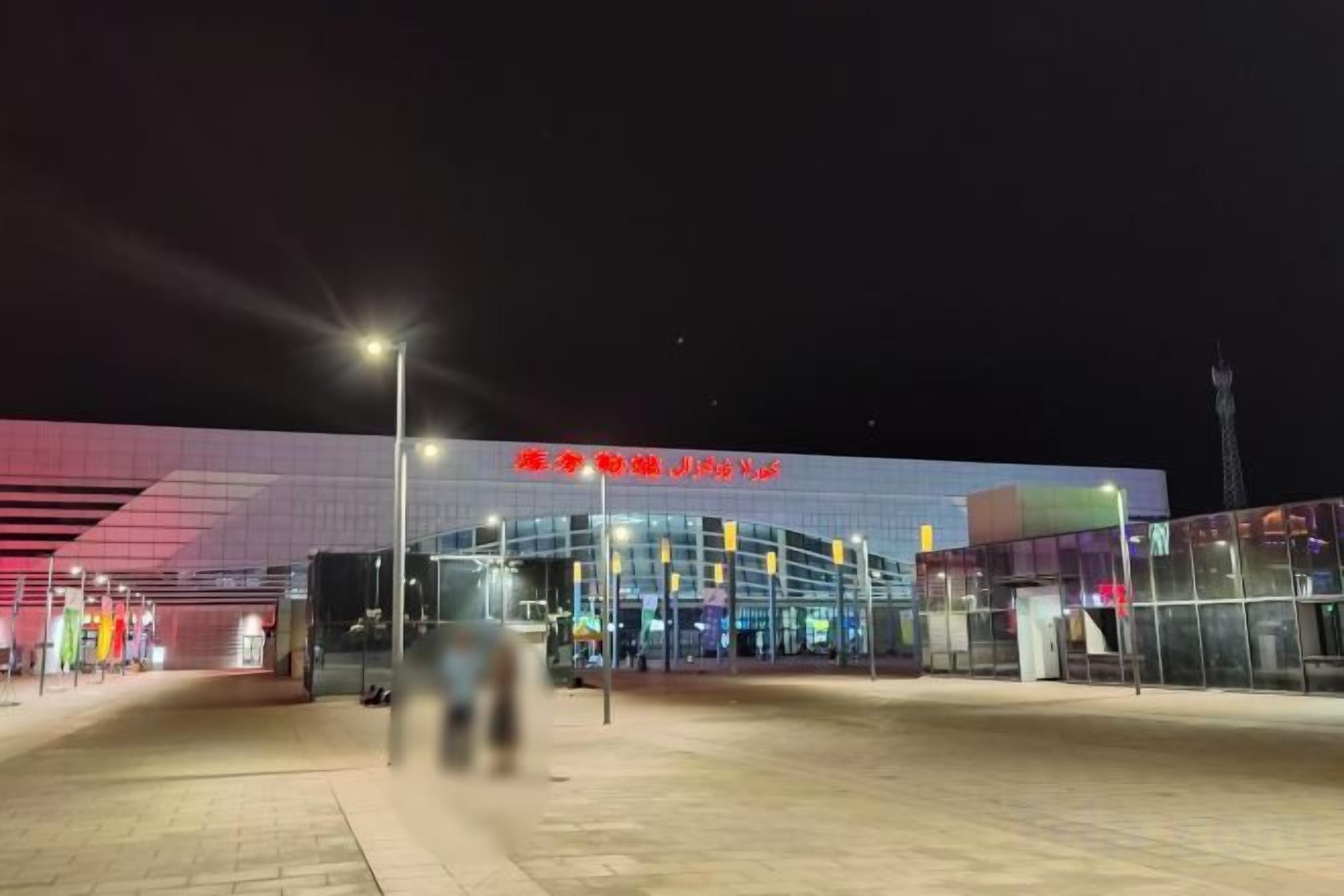 Ein modernes Gebäude mit Glasfassade und einer auffälligen roten Beschilderung.