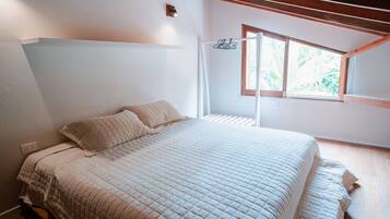 3 bedrooms, iron/ironing board, bed sheets