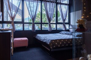 2 habitaciones, tabla de planchar con plancha y cuna de viaje