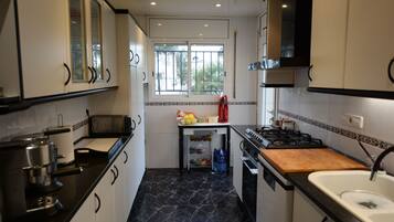 Frigorífico, microondas, horno y placa de cocina