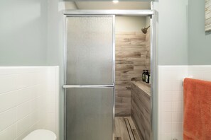 Haartrockner, Handtücher, Seife, Toilettenpapier