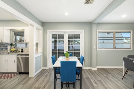 Dining. 3-bedroom house near Siesta Key Beach with WiFi, AC. Live the Florida dream!