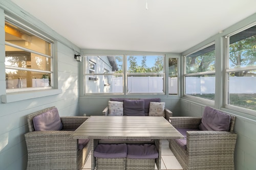 3-bedroom house near Siesta Key Beach with WiFi, AC. Live the Florida dream!