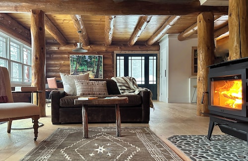 Mountainside Log Cabin on Caribou Lake
