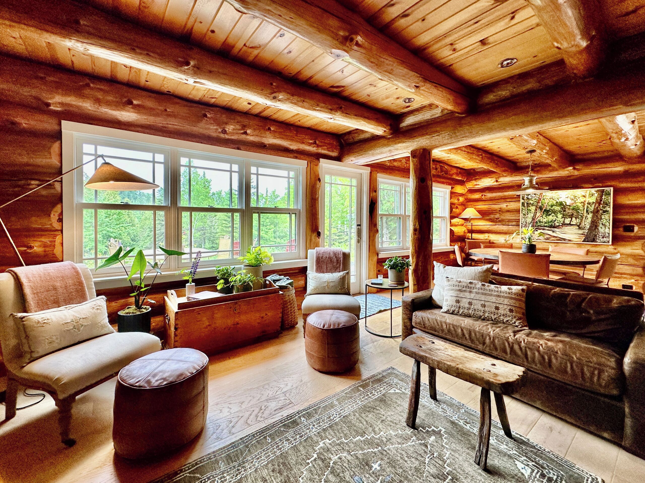 Smart-TV, Kamin, Bücher, Stereoanlage