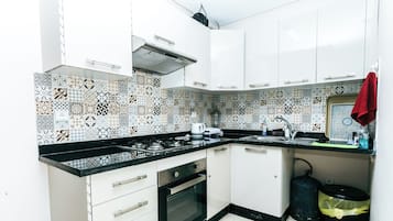 Appartamento Deluxe, balcone | Cucina privata | Frigorifero, forno, piano cottura, pentole/stoviglie/utensili
