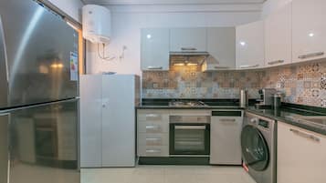 Penthouse de lujo, aire acondicionado, vista a la ciudad | Cocina privada | Refrigerador, horno, parrilla de estufa y utensilios de cocina