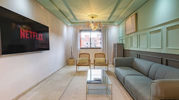 Penthouse de lujo, aire acondicionado, vista a la ciudad | Área de sala de estar