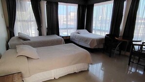 标准三人房, 城市景观 | 客房内保险箱、笔记本电脑工作区、遮光窗帘、免费 WiFi