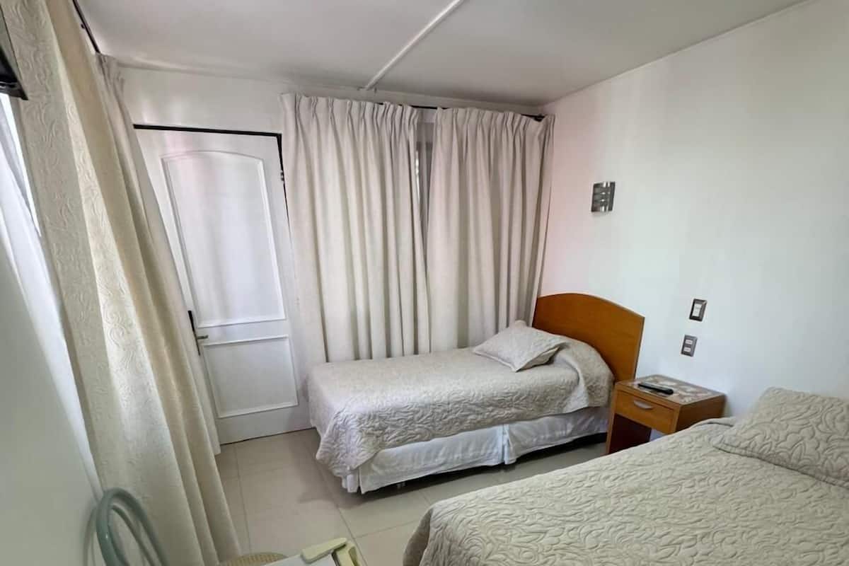 Standaard Twin kamer, uitzicht op stad | Een kluis op de kamer, een laptopwerkplek, verduisterende gordijnen