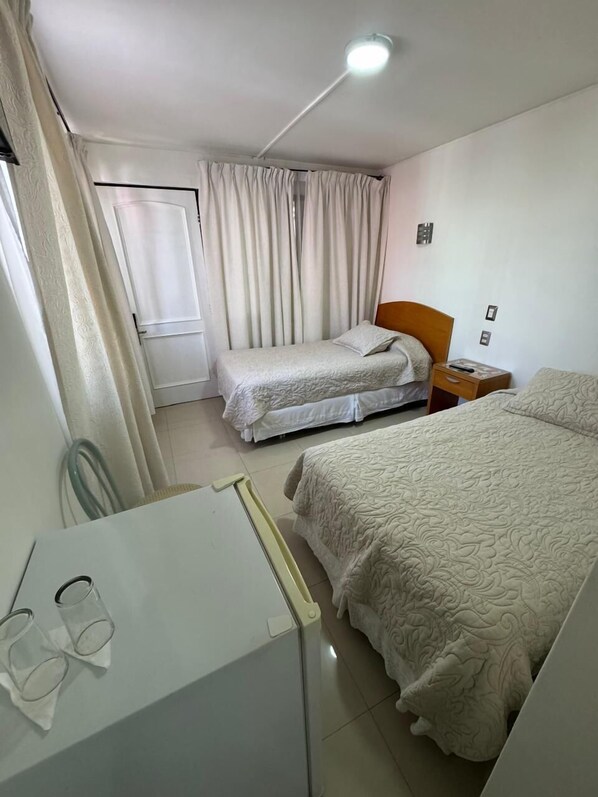 Standard İki Ayrı Yataklı Oda, Şehir Manzaralı | Odada kasa, dizüstü bilgisayar çalışma alanı, güneşlik/perde 