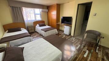 Habitación cuádruple estándar, vista a la ciudad | Caja de seguridad en la habitación y espacio para trabajar con laptop