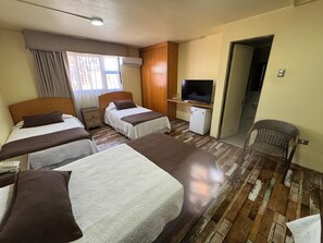 Standard Dört Kişilik Oda, Şehir Manzaralı | Odada kasa, dizüstü bilgisayar çalışma alanı, güneşlik/perde 