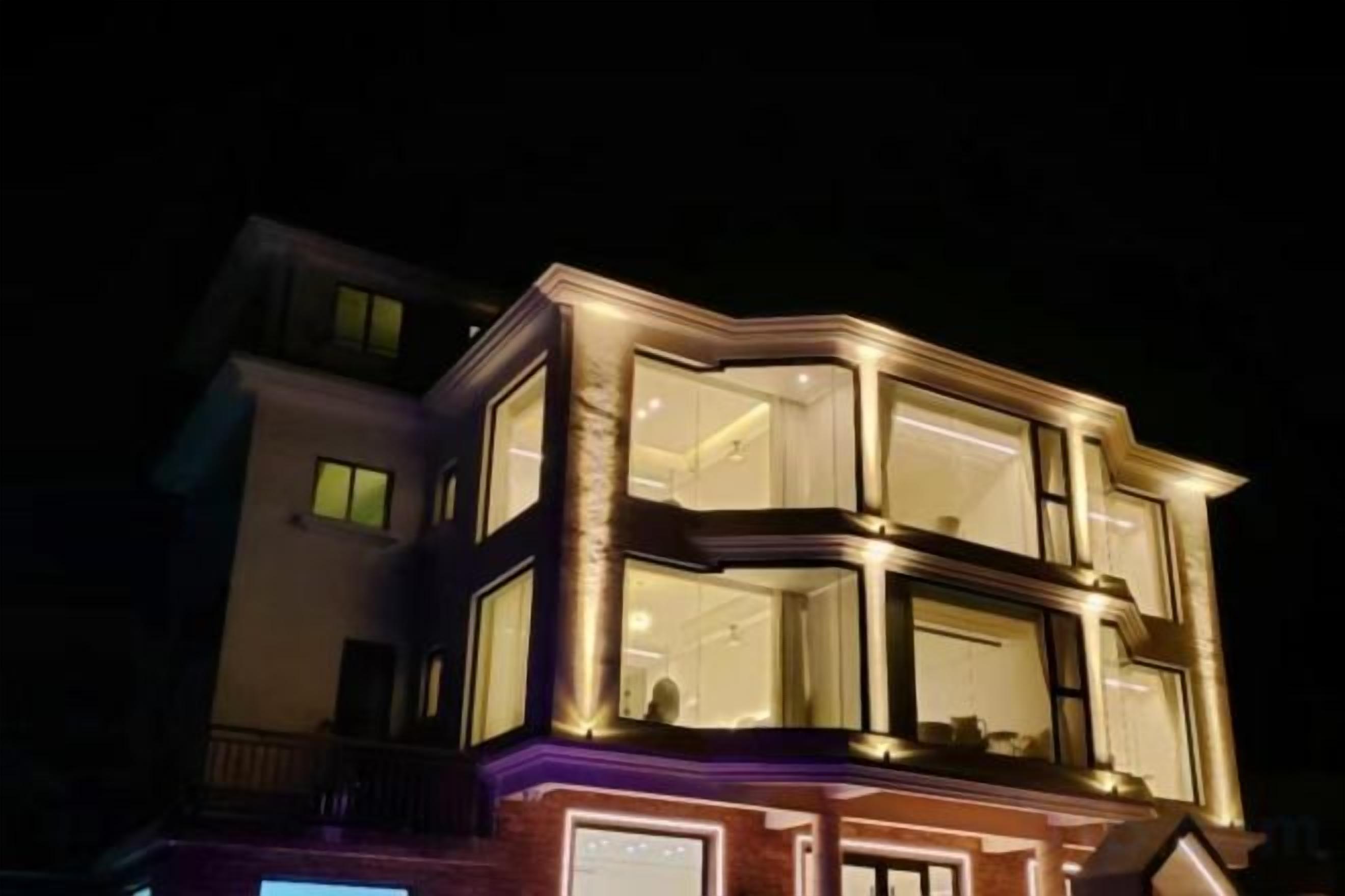 Un edificio de varios pisos con grandes ventanales y un balcón.