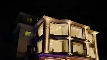 Un edificio de varios pisos con grandes ventanales y un balcón.