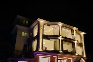 A multi-story building with large windows and a balcony. - Shengsi Yuxiaoyu · Blue Moon Sea Seaview Homestay (Liuhe Chaoyang Scenic Area Branch） (Shengsi)