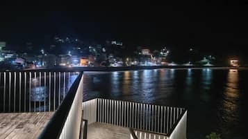 Vista al agua con muelle y barandilla de madera.
