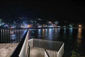 A waterfront view with a wooden deck and railing. - Shengsi Yuxiaoyu · Blue Moon Sea Seaview Homestay (Liuhe Chaoyang Scenic Area Branch） (Shengsi)