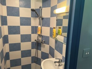 Secadora de cabello, toallas, jabón, papel de baño