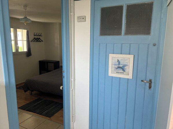 1 habitación, tabla de planchar con plancha, wifi y ropa de cama