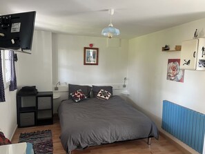 1 habitación, tabla de planchar con plancha, wifi y ropa de cama